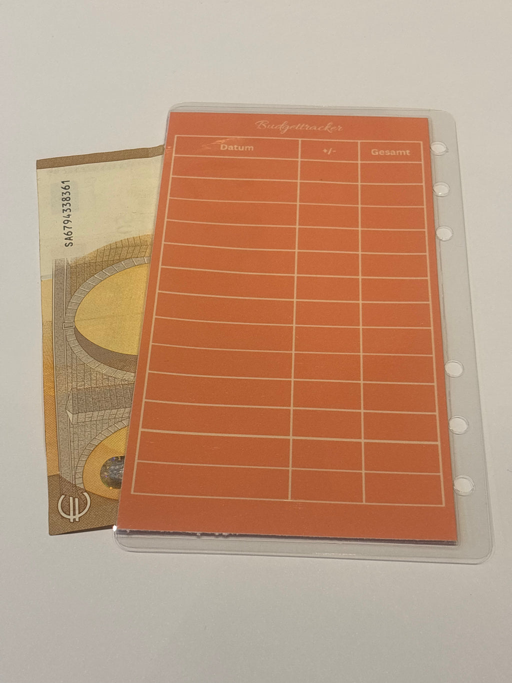 Dashboard Frau mit Umschlag und Challengetracker a6