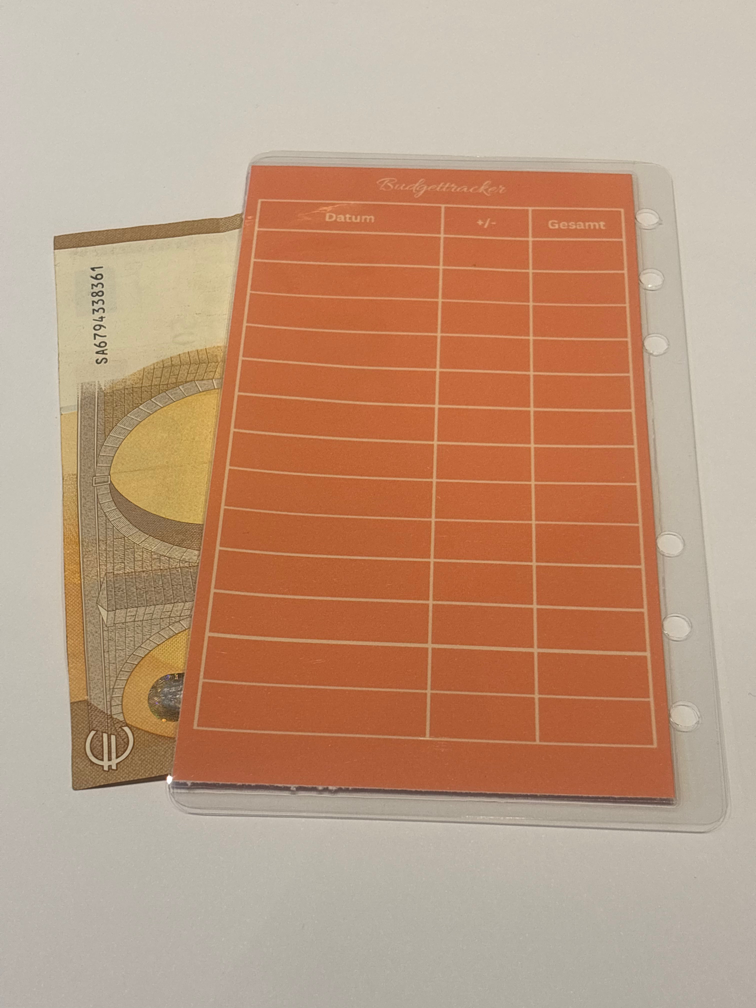 Dashboard Frau mit Umschlag und Challengetracker a6